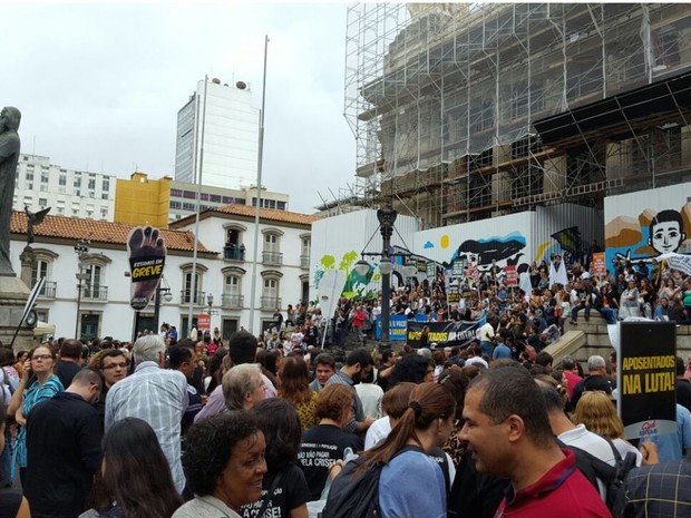 Servidores públicos protestam contra pacote de medidas de austeridade do governo estadual (Foto: G1)