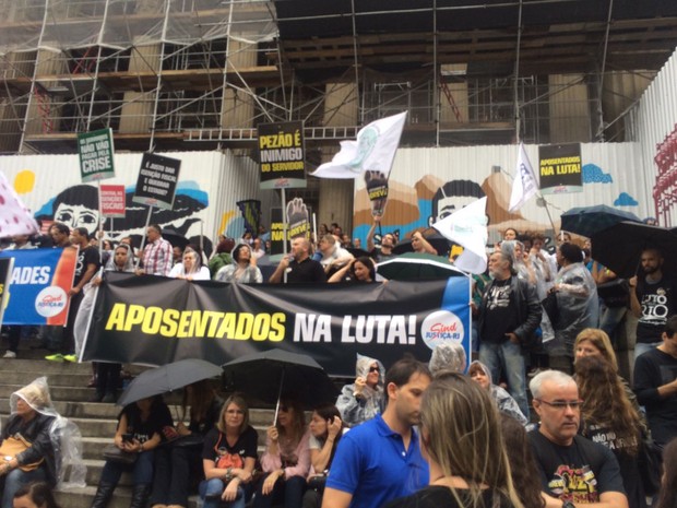 Aposentados protestam contra pacote de austeridade do governo Pezão (Foto: Patrícia Teixeira/G1)