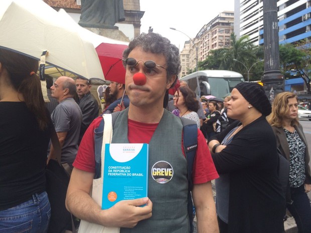 Manifestante protesta contra pacote de austeridade do governo do Rio (Foto: Patrícia Teixeira/G1)