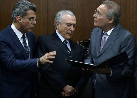 Presidente Michel Temer ( C) com senadores Romero Jucá (E) e Renan Calheiros (D)