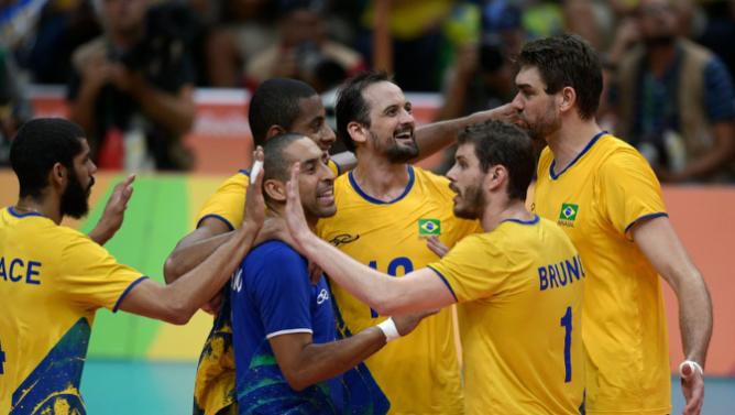 Jogadores da seleção brasileira de vôlei comemoram durante partida contra a Itália, nos Jogos Olímpicos do Rio, no dia 21 de agosto de 2016