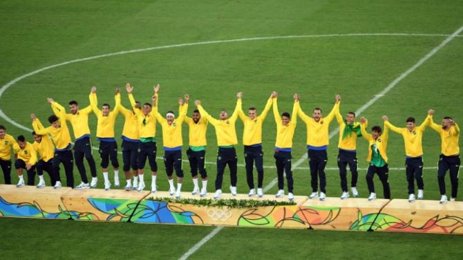 Jogadores brasileiros comemoram ouro no pódio, depois da vitória nos pênaltis contra a Alemanha, nos Jogos Rio 2016, em 20 de agosto