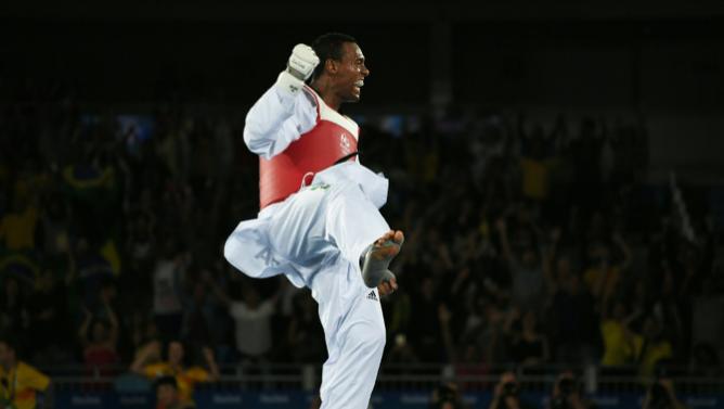 O brasileiro Maicon Siqueira celebra o bronze contra o britânico Mahama Cho no taekwondo (+80kg), nos Jogos Rio 2016, na Arena Carioca 3, em 20 de agosto