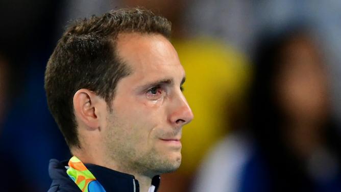 O atleta francês Renauld Lavillenie, no pódio do salto com vara