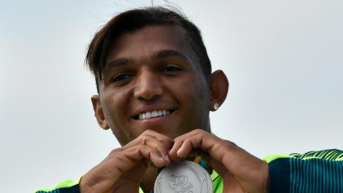 O brasileiro Isaquias Queiroz, grande esperança de medalha para o país, conquistou a prata no C1 1000, nesta terça-feira, na Lagoa Rodrigo de Freitas, chegando atrás do alemão Sebastian Brendel e se tornando o primeiro medalhista olímpico da história da canoagem do Brasil