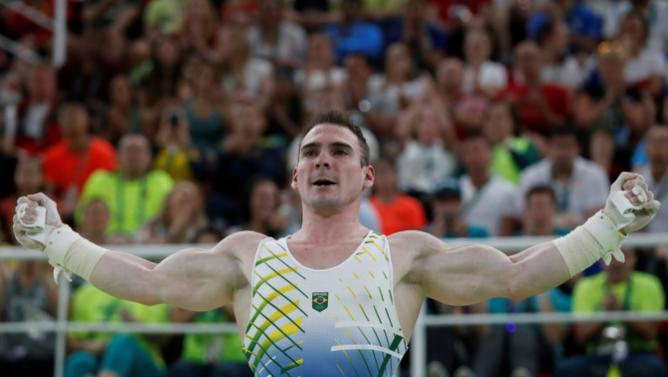 O ginasta brasileiro Arthur Zanetti após competir nas argolas, nos Jogos Olímpicos do Rio, no dia 15 de agosto de 2016