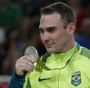 O ginasta brasileiro Arthur Zanetti comemora vitória da medalha de prata, nos Jogos Olímpicos do Rio, no dia 15 de agosto de 2016