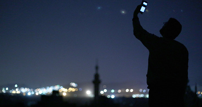 Um homem com um celular em Douma (Síria). Foto de arquivo de 26 de outubro, 2014.