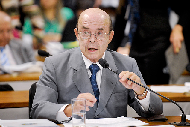 BRASILIA, DF, 24.04.2013, BRASIL Senador Francisco Dornelles (PP-RJ) fala durante discussão do projeto de lei da Câmara dos Deputados que regulamenta as atribuições dos delegados nos inquéritos policiais (PLC 132/2012) Crédito: José Cruz / Agência Senado ***DIREITOS RESERVADOS. NÃO PUBLICAR SEM AUTORIZAÇÃO DO DETENTOR DOS DIREITOS AUTORAIS E DE IMAGEM***