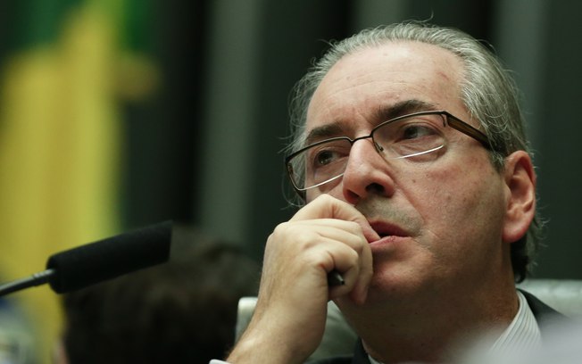 Mesmo afastado da Câmara, Eduardo Cunha segue recebendo salário e andando em carro oficial