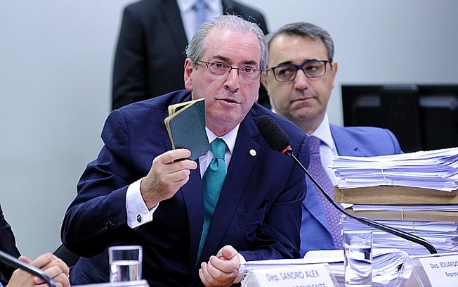 Eduardo Cunha exibe passaportes durante depoimento a deputados do Conselho de Ética 