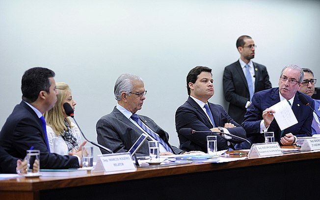 Cunha debate com o relator Marcos Rogério (à esquerda) durante depoimento ao conselho