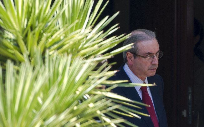 Com olhar desconfiado, Cunha sai de casa após operação de busca e apreensão em sua residência oficial, em Brasília. Foto: Marcelo Camargo/Agência Brasil - 10.12.15