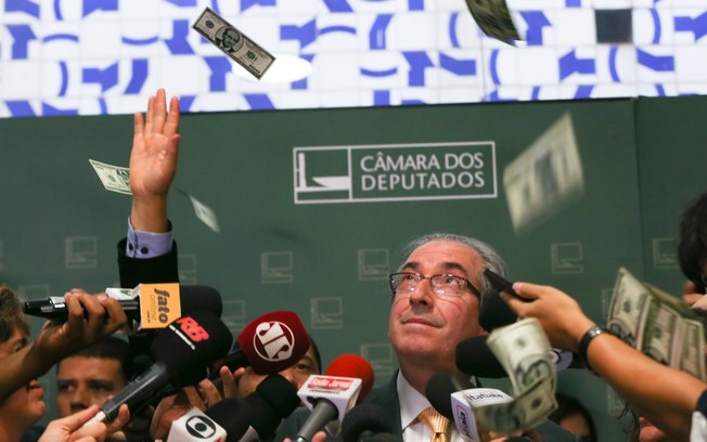 Em novembro, Cunha é hostilizado e recebe uma chuva de dólares falsos com a sua face estampada. Foto: Lula Marques/Agência PT - 4.11.15