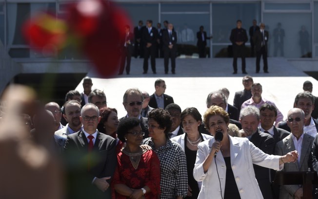 Dilma foi afastada da Presidência e discursou cercada por aliados na saída do Palácio do Planalto