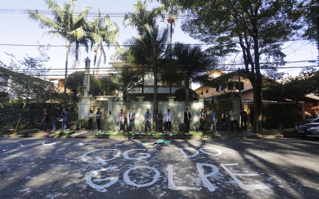 Cerca de 50 manifestantes realizaram um protesto em frente a casa do vice presidente Michel Temer, no bairro de Pinheiros, zona oeste de São Paulo. Foto: NELSON ANTOINE/FRAMEPHOTO/ESTADÃO CONTEÚDO