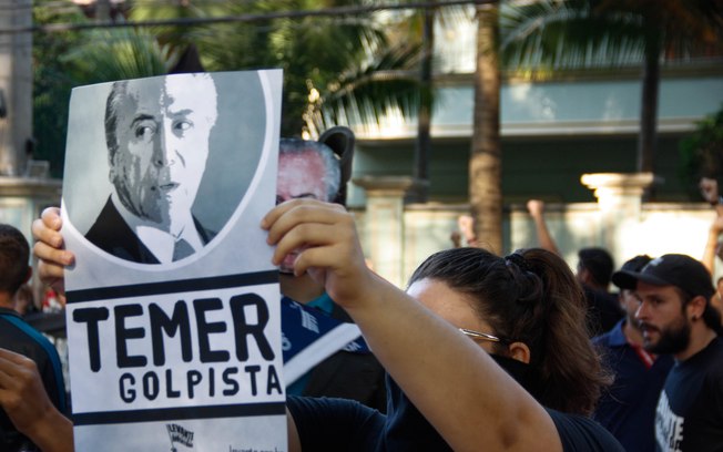 A Polícia Militar foi chamada para acompanhar o movimento em frente à casa de Temer. Foto: Marco Ambrosio/Estadão Conteúdo - 21.04.16