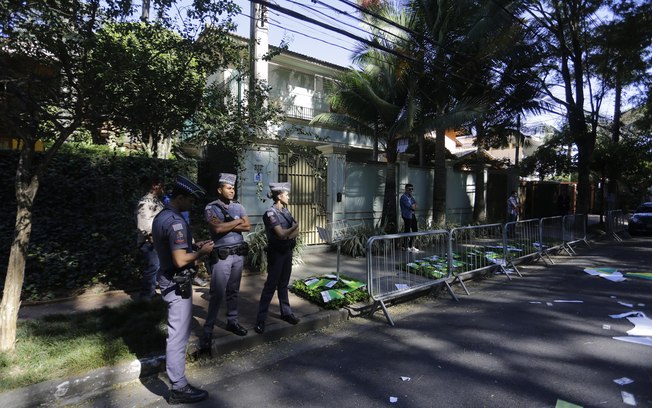 Policiais cercam a casa do vice-presidente Michel Temer, no bairro de Pinheiros, zona oeste de São Paulo . Foto: Nelson Antoine/Framephoto/Estadão Conteúdo - 21.04.16