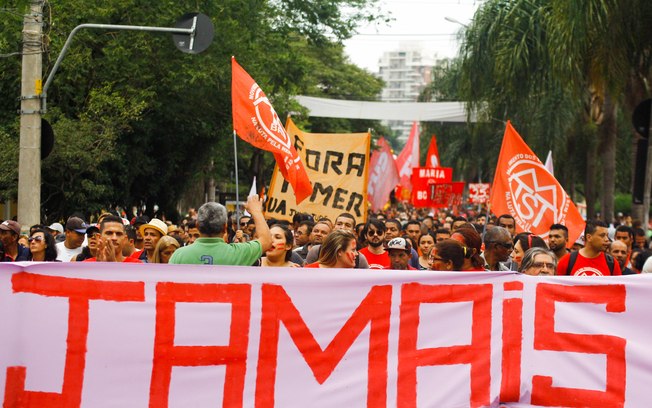 Cerca de três mil foram às ruas da capital paulista para protestar contra o que chamam de golpe