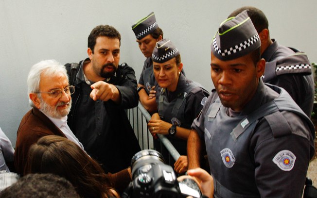 Guilherme Boulos e o deputado federal Ivan Valente tentam convencer PMs de liberarem rua