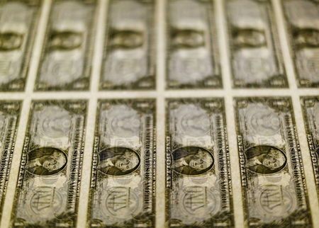 Notas de dólar são vistas em fase de produção, em Washington