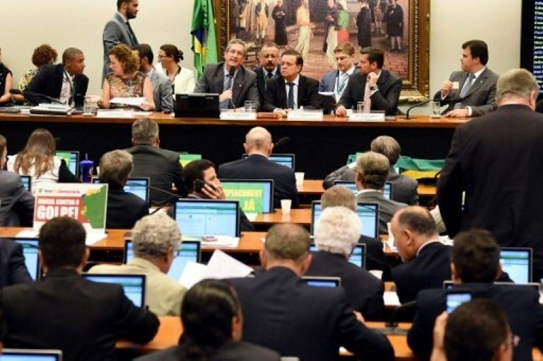 Sessão da Comissão Especial sobre Impeachment da Câmara dos Deputados, em Brasília, presidida por Rogério Rosso (centro), em 8 de abril de 2016