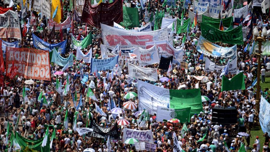 Protesta de empleados públicos en la capital argentina, Buenos Aires, frente a la casa presidencial, 24 de febrero de 2016.