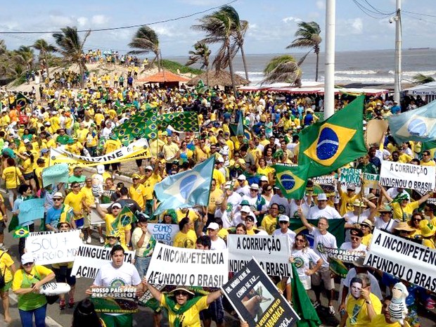 Manifestação na avenida Litorânea, orla de São Luís (MA), contrária ao governo, às 10h (Foto: Clarissa Carramilo/G1)