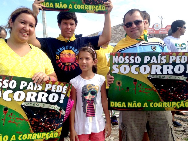 Ato contra corrupção reúne famílias na avenida Litorânea, orla de São Luís (MA), às 9h10 (Foto: Clarissa Carramilo/G1)