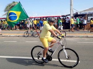 Manifestante carrega bandeira do Brasil em ato na avenida Litorânea, orla de São Luís (MA), contrária ao governo, às 8h50 (Foto: Clarissa Carramilo/G1)