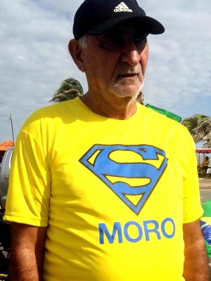 Manifestante usa camisa de apoio ao juiz Sérgio Moro em ato na avenida Litorânea, orla de São Luís (MA), contrária ao governo, às 9h20 (Foto: Clarissa Carramilo/G1)