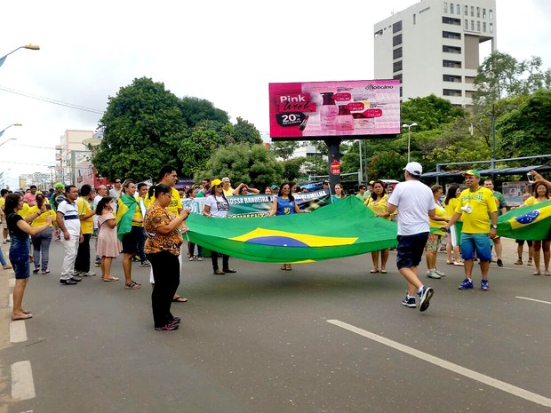 Manifestação contra o governo Dilma na praça Brasil, Centro de Imperatriz (MA), às 11h30 (Foto: Mônica Brandão/TV Mirante)