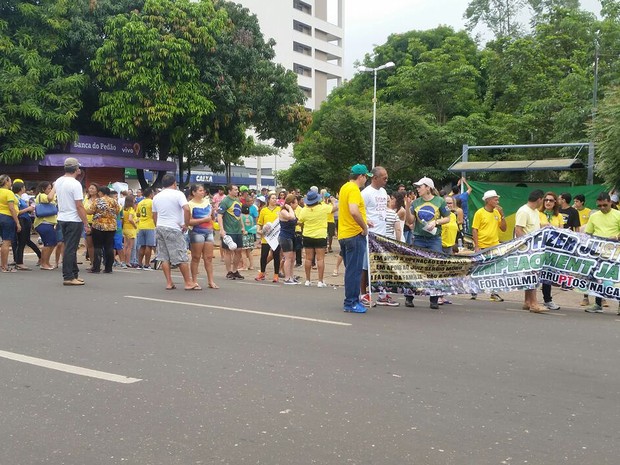 Manifestação contra o governo Dilma na praça Brasil, Centro de Imperatriz (MA), às 11h30 (Foto: Mônica Brandão/TV Mirante)