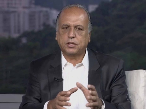 Pezão deu entrevista ao vivo para o Bom Dia Rio (Foto: Reprodução/TV Globo)