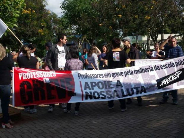 Professores estaduais da cidade protestaram durante anúncios (Foto: Romeu Neto/ TV TEM)