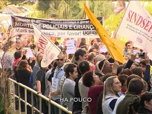 Protesto servidores parcelamento de salário Porto Alegre (Foto: Reprodução/RBS TV)