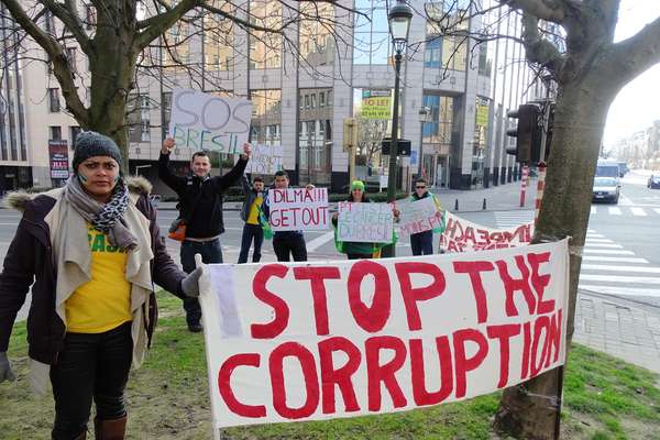 Márcio Araújo, de Jussara (GO), registrou protesto que aconteceu neste sábado (14) em Bruxelas, em frente ao Consulado do Brasil na Bélgica