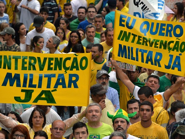 Faixas pedem intervenção militar em protesto na Avenida Paulista, em São Paulo (Foto: Nelson Almeida/AFP)