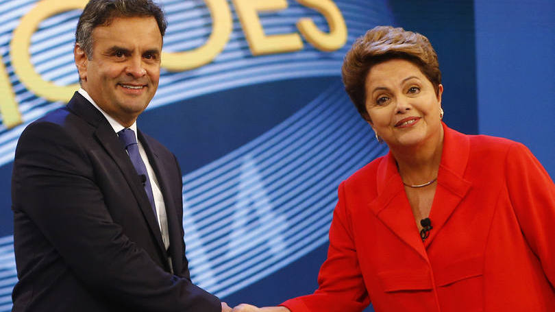 Dilma Rousseff (PT) e Aécio Neves (PSDB) se cumprimentam durante o debate presidencial organizado pela Rede Globo