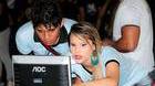 Alunos de escola do Amapá mexem em computador