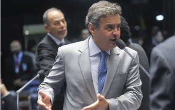 Aécio repete José Serra em 2010 e diz que Itamaraty pratica política externa ideológica