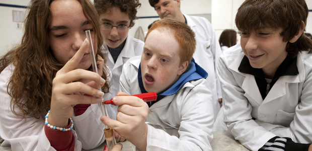 Benjamin Saidon, aluno com síndrome de Down da Nova Escola Judaica Bialik Renascença, em atividade na sala de aula com colegas. Foto: Marcelo Min